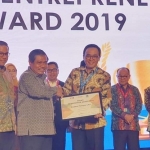 Bupati Pamekasan, Baddrut Tamam saat menerima penghargaan dari lembaga internasional, MarkPlus dalam acara Regional Leader Entrepreneur Award 2019 di Jakarta, Rabu (4/12) malam.