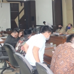 Rapat gabungan antara DPRD, Sekwan, dan BKPPD Kabupaten Pasuruan. (foto: ist).