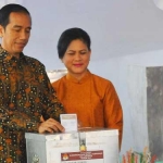 Presiden Joko Widodo bersama Ibu negara Iriana saat usai melakukan pencoblosan surat suara di TPS IV, Jakarta, Rabu (15/2). foto: Merdeka.com