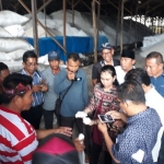 Anggota Komisi B DPRD Jatim, Suharti saat sidak gudang garam impor di Manyar, Gresik. foto: ist 