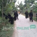 UBAH IMAGE: Para pendekar pencak silat tampak semangat membersihkan sampah di pinggir jalan desa di kecamatan kanor. Foto: eky nurhadi/ BANGSAONLINE