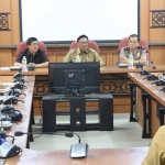 Bupati Sambari ketika memimpin rapat bersama Tim Saber Pungli.