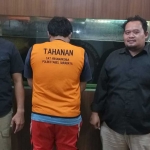 Petugas saat bersama pelaku.