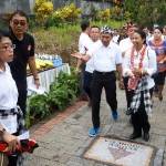 Menteri BUMN, Rini M. Soemarno bersama Direktur Pemasaran dan Supply Chain Semen Indonesia, Aunur Rosyidi melewati jalan yg dibangun menggunakan paving porous concrete, sebelum meresmikan Desa Wisata Pinge, Tabanan, Bali. (ft-syuhud/bangsaonline)