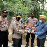 Para jurnalis memberikan cendera mata kepada Wakapolres Probolinggo saat acara HPN. (foto: ist)