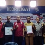 Ketua Tim Risk Assesment Polri, Kombes Pol Ferdinan Pasaribu, saat menunjukkan penandatanganan bersama manajemen Laskar Sape Kerrab dan OPD di Pamekasan.