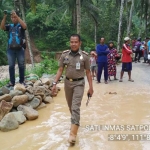 Bencana banjir dan tanah longsor kembali memutus akses jalan yang menghubungkan Desa Karangrejo dan Karanggede, Kecamatan Arjosari, Pacitan, Senin (5/3) siang.