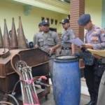 Petugas gabungan saat menggerebek pabrik arak milik Santam. (Suwandi/BangsaOnline.com)