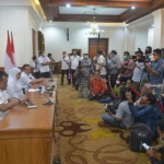 Gubernur Jatim Khofifah Indar Parawansa saat menggelar pers conference terkait Penanganan Covid-19 di Jawa Timur di Gedung Negara Grahadi, Surabaya, Rabu (18/3). foto: istimewa