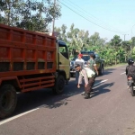 Petugas Satlantas Polres Tuban saat melakukan olah TKP. foto: GUNAWAN WIHANDONO/ BANGSAONLINE