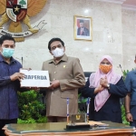 Wali Kota Kediri Abdullah Abu Bakar (kiri) dan Ketua DPRD Kota Kediri Gus Sunoto, usai menandatangani persetujuan bersama disaksikan Wakil Ketua DPRD Kota Kediri Firdaus dan Penjabat Sekretaris Daerah Kota Kediri Siswanto. (foto: ist)