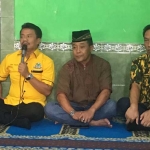 Ketua DPD Partai Golkar Jatim, Nyono Suharli Wihandoko (kiri) saat tasykuran HUT Partai Golkar ke-53 di Panti Asuhan Putra Pahlawan TNI. foto: DIDI ROSADI/ BANGSAONLINE