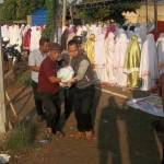 Siswa pingsan saat dibopong keluar dari saf salat Kusuf berjamaah. (foto: rahmatullah/ BANGSAONLINE)