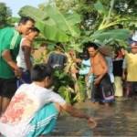 Aksi warga tanam pohon pisang di jalan raya Gandu - Balongrejo, Nganjuk. (soewandito/BangsaOnline)