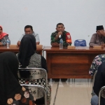 Perwira Kordinator TMMD ke-117 Kodim 0809 Kediri Lettu Inf Iskak Sukarman saat memberi sambutan. Foto: Ist.