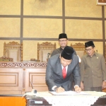 Bupati Pasuruan Irsyad Yusuf menandatangan pengesahan P-APBD.