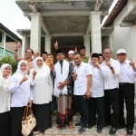 Khofifah Indar Parawansa bersama KH Marhaban Ahmad dan para aktivis  di Ponorogo Jawa Timur, Sabtu (24/3/2018). Foto: isitmewa/bangsaonline.com