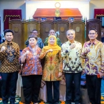 Gubernur Khofifah saat menerima 14 Duta Besar, serta calon Duta Besar Luar Biasa dan Berkuasa Penuh di Gedung Negara Grahadi, Surabaya.