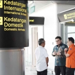 Bupati Kediri, Hanindhito Himawan Pramana (tengah), saat mendampingi Pj Gubernur Jatim, Adhy Karyono (kanan), saat mengunjungi Bandara Internasional Dhoho. Foto: Ist 