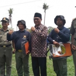 Wakil Walikota Malang Sofyan Edi J, didampingi Kasatpol PP Kota Malang Priyadi dan Kabid Satlinmas Satpol PP Jatim Gaguk Joko S, dan 3 perwakilan Balakar usai dikukuhkan. foto: Iwan Irawan/ bangsaonline.com