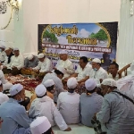 Habaib dan Kiai saat doa bersama usai salat tarawih di masjid Al-Hasanah Desa Suko, Kecamatan Maron, Kabupaten Probolinggo.