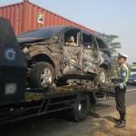 RINGSEK: Kondisi mobil Toyota Innova yang ringsek dalam kecelakaan di jalur tol ketika dievakuasi oleh petugas. foto: khumaidi/BANGSAONLINE
