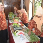 Ketua DWP Prov. Jatim, Gardjati Heru Tjahjono meninjau lomba merangkai dan menata sayur mayur di Ruang Bhinaloka, Kantor Gubernur Jatim, Jl. Pahlawan No. 110, Surabaya, Rabu (20/11). foto: ist