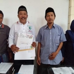 Ketua JKSN Lumajang Sukrillah (tengah) membawa data kemenangan Jokowi-Ma