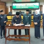 Bupati Fathul Huda bersama Pimpinan DPRD menandatangani kesepakatan terkait Raperda tentang retribusi di RSUD Ali Manshur.