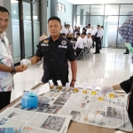 Kadishub Kota Malang Handi Priyanto saat menyerahkan sampel urinenya di sela meninjau giat tes urine tenaga kontrak tahun 2020, Kamis (16/01/20). foto: IWAN IRAWAN/ BANGSAONLINE