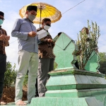 Menkopolhukam, Mahfud MD, saat ziarah ke makam orang tuanya, H Mahmoddin, di Desa Plakpak, Kecamatan Pegantenan, Kabupaten Pamekasan.