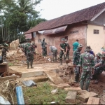  Ilustrasi rumah yang hancur dilabrak banjir dan longsor. FOTO : IST