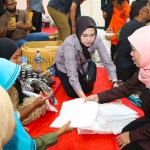 Gubernur Khofifah saat menyapa para pengungsi terdampak musibah bencana hidrometeorologi di Gedung Serbaguna Tgk Chik Pante Geulima, Pidie Jaya, Aceh.