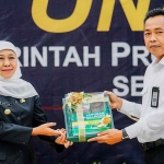 Gubernur Khofifah saat menyerahkan LKPD unaudited TA 2022.