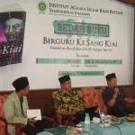 KH A Mustain Syafi’i (kanan), Mukani (tengah) saat acara bedah buku di kampus IAI Bani Fattah Tambakberas, Jombang, Jumat (11/11). foto: ROMZA/ BANGSAONLINE