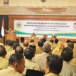 Bupati Sambari HR saat sosialisasi dana desa. foto: SYUHUD/ BANGSAONLINE