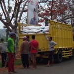 Puluhan warga sekitar melakukan penghadangan dan memberhentikan secara paksa truk bermuatan pupuk yang melintasi Jalan Merakurak-Montong, Kamis (5/11/2020). (foto: ist)