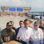 Presiden Joko Widodo (Jokowi) didampingi Pakde Karwo saat meresmikan Tol Pasuruan Seksi II (Gempol - Pasuruan) yang berjarak 6,6 Kilometer, Jumat (22/6/2018). Foto: ANDY F/BANGSAONLINE