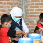 Gubernur Jawa Timur Khofifah Indar Parawansa saat menyaksikan pendataan keluarga bersama tim Kader PK Desa Bedingin, Kecamatan Sambit, Kabupaten Ponorogo, Selasa, (6/4). Foto: ist