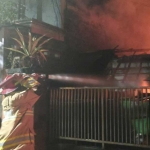 Petugas dari Damkar Kabupaten Kediri ketika berusaha memadamkan si jago merah yang melalap bangunan Puskesmas Tiron.
