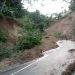 Kondisi jalan menuju pantai Prigi yang tertutup longsor dan belum dibersihkan.