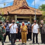 Dr. Maskur Hidaya bersama rombongan Pengadilan Negeri Bangkalan dan Camat Sepuluh Abdul Hadi foto bersama di depan Kantor Kecamatan Sepuluh. foto: AHMAD FAUZI/ BANGSAONLINE