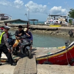 Anggota Satlantas Polres Sumenep saat menggelar Polantas Menyapa di Pelabuhan Kalianget