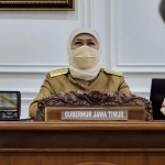 Gubernur Jawa Timur Khofifah saat mengikuti rakor pengendalian inflasi daerah bersama Menteri Dalam Negeri RI secara virtual di Gedung Negara Grahadi, Senin (7/11).