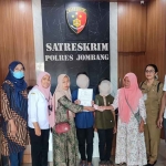 Kedua belah pihak yang bersangkutan dalam kasus penganiayaan ketika sepakat berdamai di Mapolres Jombang.