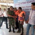 Bakamla RI saat melakukan kegiatan sosialisasi di Pantai Watukarung Pacitan. (foto: ist)