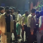 Polsek Asemrowo saat membubarkan aksi tawuran sarung, Kamis (7/4)