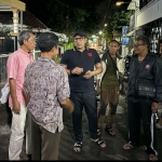 Pj Wali Kota Mojokerto Ali Kuncoro saat meninjau langsung lokasi kebakaran.