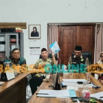 Ketua FKUB Kota Kediri, Moch. Salim (pegang buku) bersama para pengurus. Foto: MUJI HARJITA/BANGSAONLINE