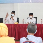 Wali Kota Pasuruan Gus Ipul memberikan arahan dalam kegiatan pembinaan kepada pedagang pasar.